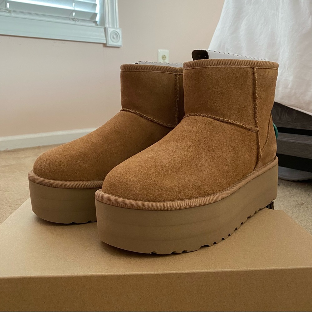 ugg classic mini platform boots (chestnut) // size 8
